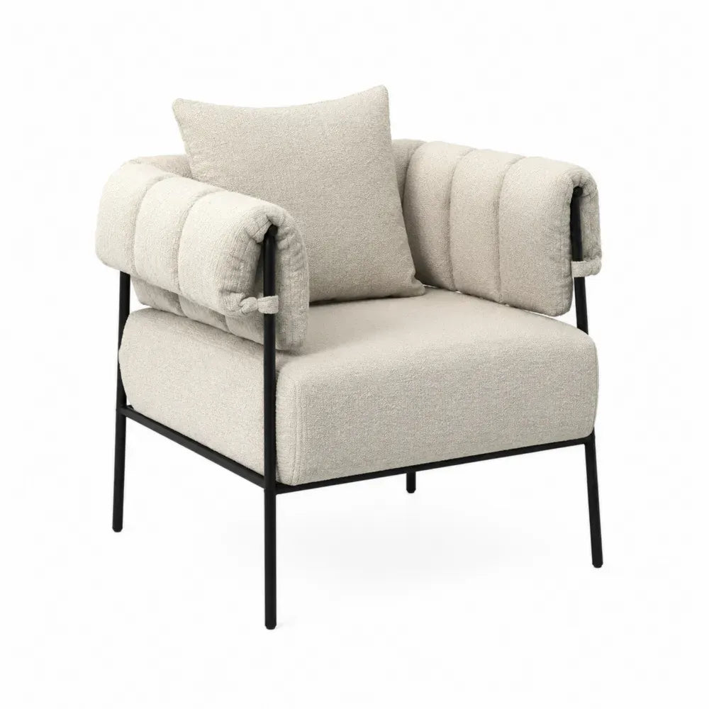 Sillón de salón tapizado en tejido bouclé de poliéster con estructura de acero al carbono negro con cojines de reposabrazos forma acolchada 82 cm alto 85 cm ancho 78 cm fondo color beige negro